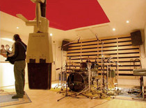 Geräumiger Aufnahmeraum mit Drumset, Amps, Boxen...